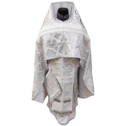 Облачение священника комбинировано из парчи "Киевский крест", с вышитой опличкой, узор "Новый узор"